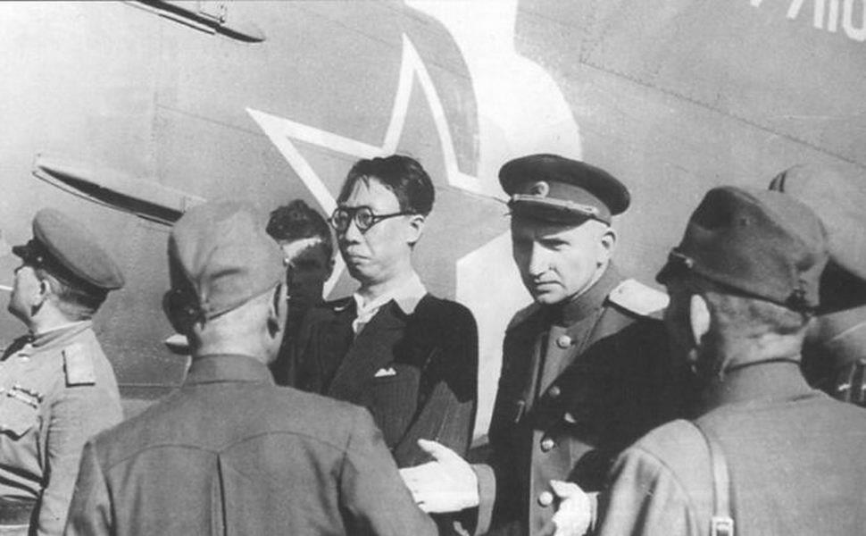 Плененный китайский император Пу-И в аэропорту Мукдена перед отправкой в СССР. 19 августа 1945 г.