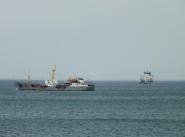 Малый морской танкер ”Дон” и килекторное судно ”КИЛ-158” отрабатывают задачи на внешнем рейде Севастополя