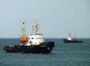 Морские буксиры ”МБ-173” и ”МБ-174” возвращаются в Севастополь после обеспечения действий десантных кораблей