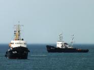 Морские буксиры ”МБ-174” и ”МБ-23” возвращаются в Севастополя после обеспечения действий десантных кораблей