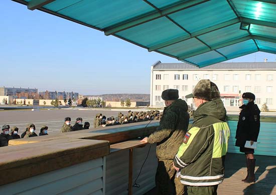 В Кузбассе сотрудники ВАИ провели занятие с военными водителями по эксплуатации транспортных средств в осенне-зимний период
